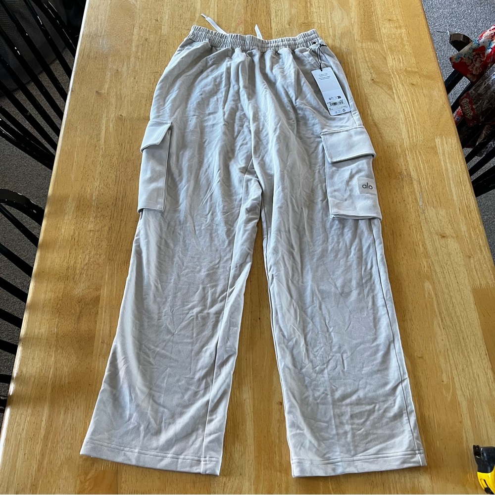 ALO Yoga Men's Double take Cargo Pants in bone - Picture 4 of 13